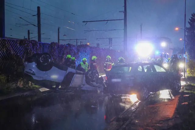 Aus noch unbekannten Gründen kollidierte eine ältere Autolenkerin mit einem am Fahrbahnrand abgestellten Pkw. | Foto: laumat.at/Matthias Lauber