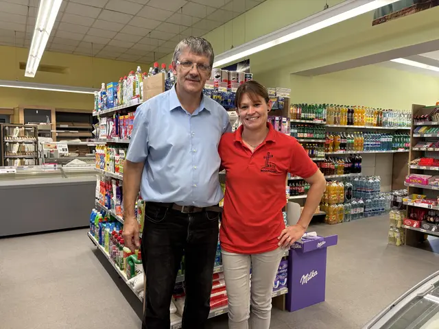 Geschäftsübernahme in Mogersdorf: Johann Holzmann übergibt an Carina Ochsenhofer. | Foto: Elisabeth Kloiber
