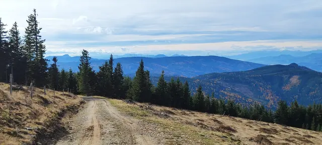 nicht wundern: der Weg führt zuerst etwas bergab...
links sieht man den markanten Hochlantsch mit der markanten Zacke, hinten die Eisenerzer Berge bis zum Reichenstein... | Foto: I.Wozonig