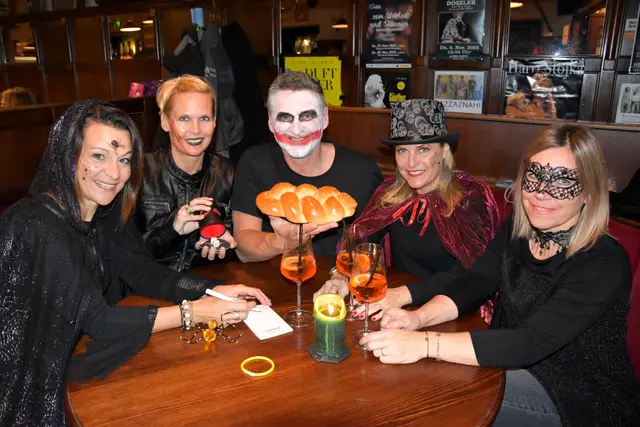 Auch Gespenster und Vampire wollen Striezelpaschen:
Halloween-Party, Striezelpaschen und Einjahresfeier im Szenelokal.
