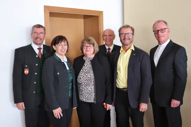 Bgm. Erich Gosch, Vzbgm. Christa Modl, Erika Sammer-Ernszt, Hans Perstling, Georg Plank und Edmund Muhrer eröffneten die Ausstellung. | Foto: Edith Ertl