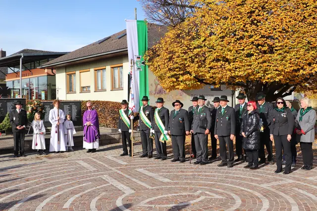 Beim Totengedenken am Allerseelentag hielten ÖKB-Bezirksobmann Wolfgang Leber und Bgm. Erich Gosch die Festreden, Pfarrer Edi Muhrer sprach das Segensgebet. | Foto: Edith Ertl