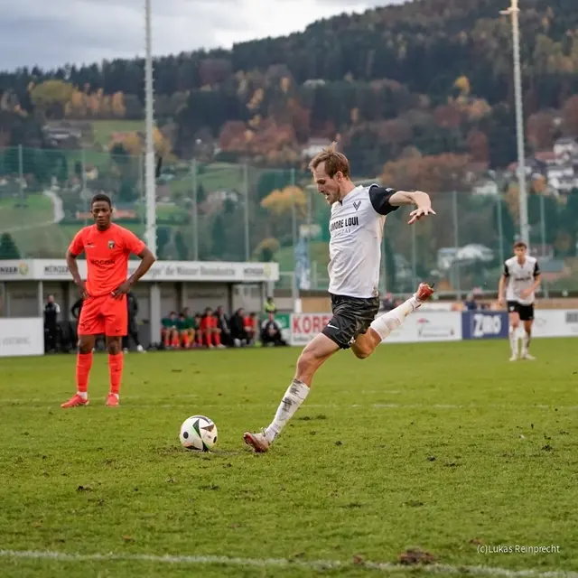 Fabian Schubert blieb eiskalt und verwandelte in der Schlussminute den Elfmeter gegen Dietach. | Foto: Lukas Reinprecht