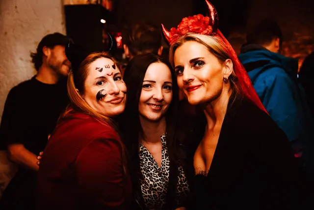 Wie jedes Jahr lud das Kellnerei-Team rund um Sabrina Balint Foro (Mitte) zur großen Halloween-Party in die Welser Traungasse ein. | Foto: Kellnerei/Fraccaroli