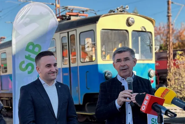 Die Abgeordneten Michael Wagner und Franz Fartek symbolisieren Einigkeit: Nach einem müsse auch eine Bitte folgen.