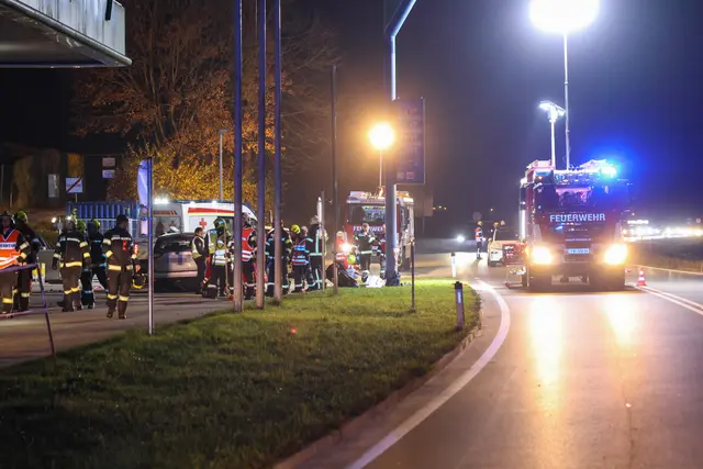Einen tödlichen Ausgang hat ein schwerer Verkehrsunfall am späten Nachmittag des Allerheiligentages in Grieskirchen genommen.  | Foto: laumat.at/Matthias Lauber