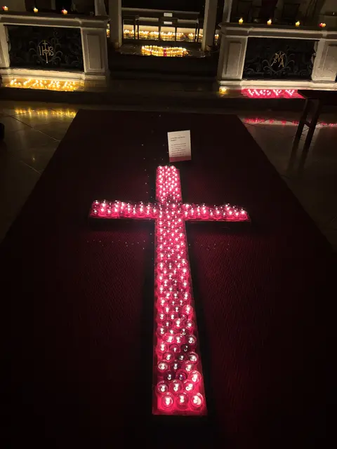 Ein Kreuz aus 204 Teelichtern beeindruckte in Großstelzendorf. | Foto: Alexandra Goll