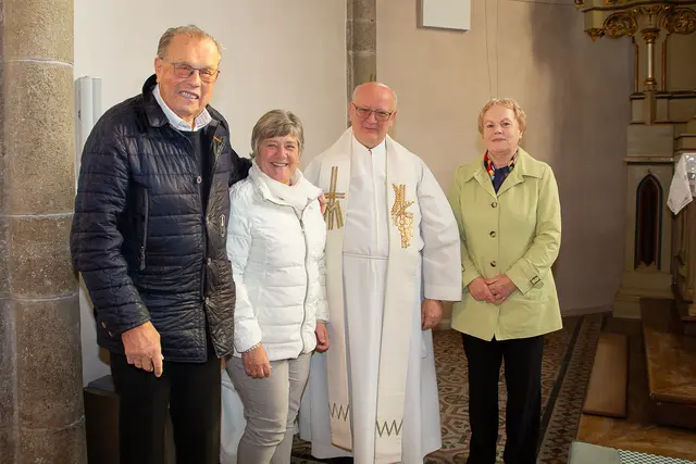 Auch Mitglieder der Pfarre Scharten gratulierten recht herzlich:
v.l.n.r: Peter Inzinger, Rosemarie Schiefermayr, Pfarrer Mag. Josef Etzlstorfer und Luzia Haim. 