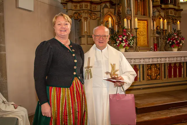 Goldhaubenobfrau Birgit Lindinger stellte sich als Gratulantin ein.