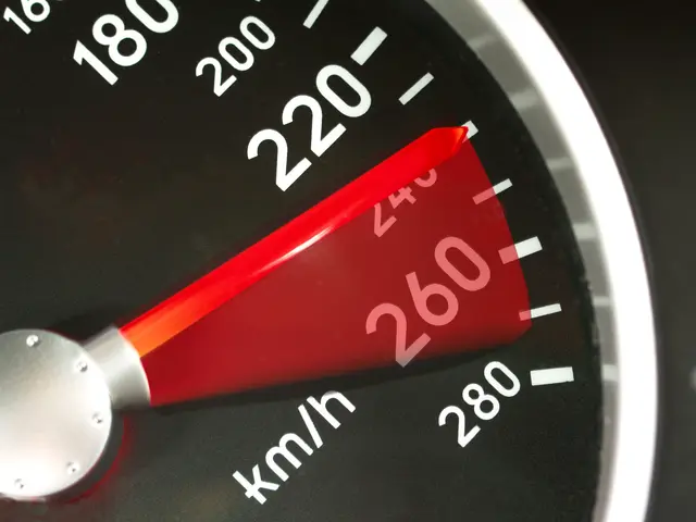 Polizeibeamte dokumentieren die Geschwindigkeitsüberschreitung direkt vor Ort. | Foto: farbpixel/panthermedia