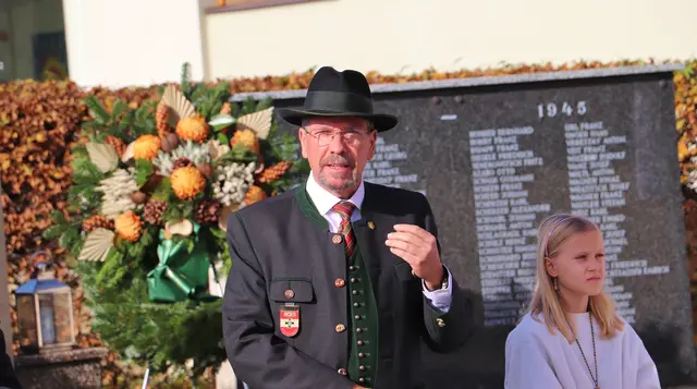 Feldkirchens Bgm. Erich Gosch: "Nur wer die Vergangenheit kennt, kann die Zukunft gestalten. Wir wollen in Erinnerung rufen, dass die gefallenen Soldaten die Gesellschaft geprägt und mitgetragen haben, und dass sie sich für etwas eingesetzt haben, was für uns in den letzten 80 Jahren selbstverständlich geworden ist". Der aktuelle Bart von Erich Gosch ist den Feldkirchner Passionsspielen 2025 geschuldet, wo er den Kajaphas spielen wird.  | Foto: Edith Ertl