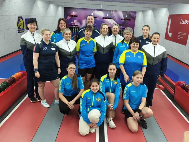 Damen Saalfelden : Damen Dornbirn/Hard --- In der Bildmitte stehend Regina Embacher, neue Damenbahnrekordhalterin in Saalfelden mit 609 Kegel