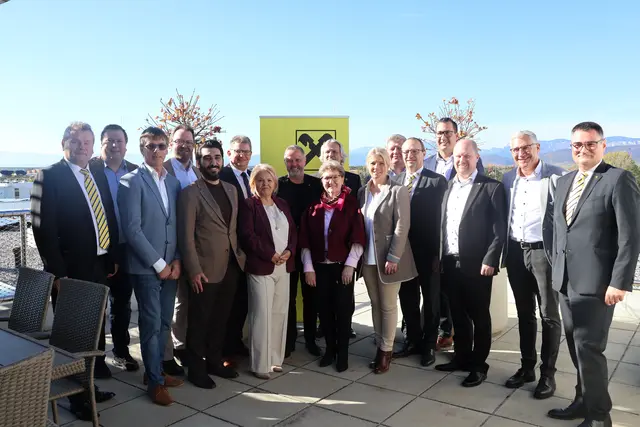 Die Geschäftsleiter der Raiffeisenbank Wiener Neustadt Schneebergland mit den politischen Gästen des Empfangs. | Foto: Schauer