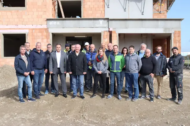 Bürgermeister Ernst Wendl, Vizebgm. Manfred Mitzl, Mitglieder des Gemeindevorstandes sowie Vertreter der bauausführenden Firma Traunfellner,
Firma Powertech und Architektin Katharina Greger (Architekturwerkstatt Heigl) vor dem fertiggestellten Rohbau des Kindergartens in der Wienerstraße | Foto: Gemeinde Himberg