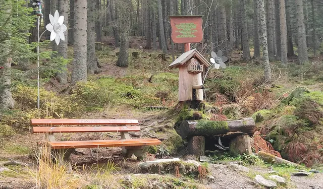 mehrere Bankerl sind, so wie hier beim Brunnen, aufgestellt... | Foto: I.Wozonig