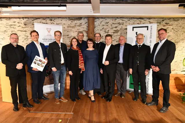 In Neumarkt wurde 10 Jahre historischer Arbeitskreis zur Erforschung der Geschichte des Hochlandes um Neumarkt gefeiert, im Bild Vereinsobleute, Ehrengäste und Referenten des Abends. | Foto: Anita Galler