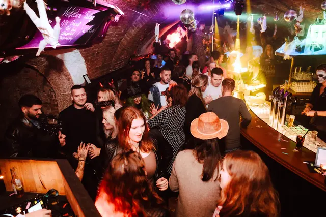 Wie jedes Jahr lud das Kellnerei-Team rund um Sabrina Balint Foro (Mitte) zur großen Halloween-Party in die Welser Traungasse ein. | Foto: Kellnerei/Fraccaroli