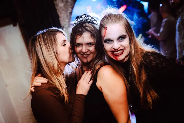 Wie jedes Jahr lud das Kellnerei-Team rund um Sabrina Balint Foro (Mitte) zur großen Halloween-Party in die Welser Traungasse ein. | Foto: Kellnerei/Fraccaroli