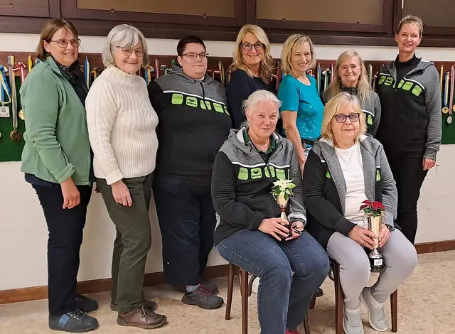 Das Gruppenfoto der Sportschützinnen mit den zwei Siegerinnen im Vordergrund | Foto: Wolfgang Straub