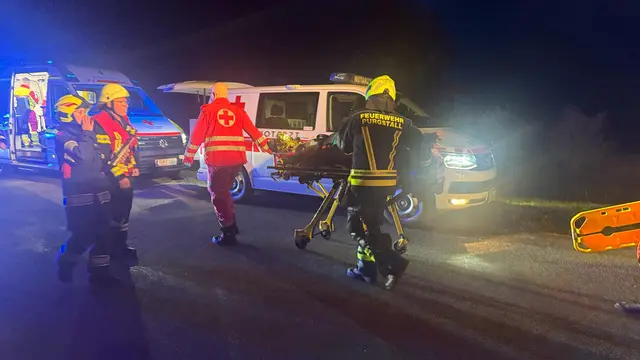 Der befreite Fahrer wird vom Roten Kreuz betreut. | Foto: DOKU-NÖ