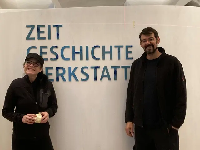 Doris P. B. Zichtl und Georg Bergner beim Aufbau der Ausstellung im museumkrems.  | Foto: Robert Streibel 