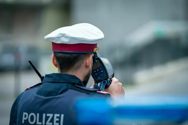 Polizeibeamte dokumentieren die Geschwindigkeitsüberschreitung direkt vor Ort. | Foto: Bernhard Knaus