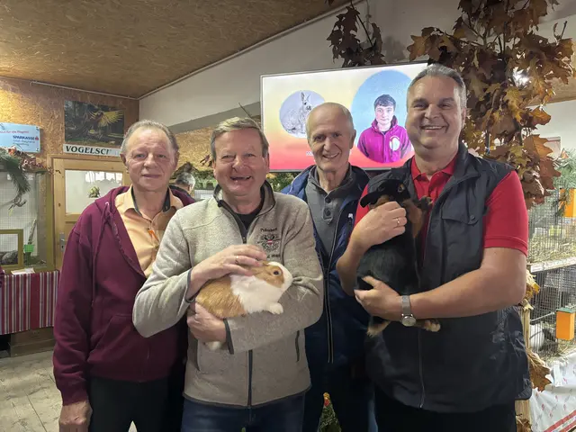 Obmann Helmut Zierl, 2. Landtagspräsident Gottfried Waldhäusl, Ehrenobmann Johann Pfabigan und Bürgermeister Ulrich Achleitner (v.l.) bei der Eröffnung | Foto: Daniel Schmidt