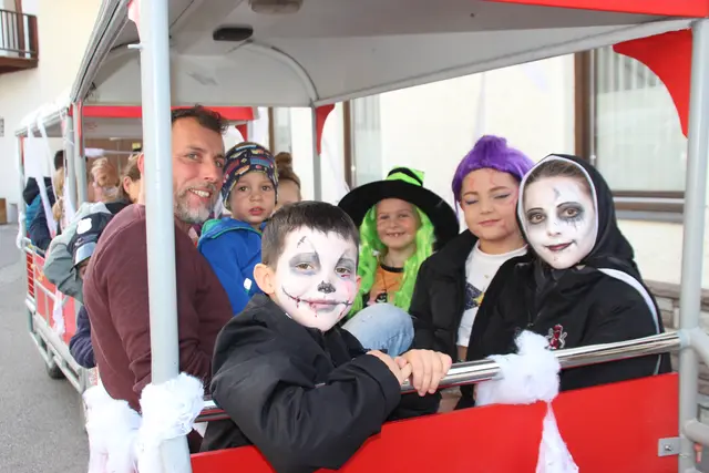 Beste Laune herrschte im Halloween-Bummelzug, der durch Kematen kurvte. | Foto: Manfred Jordan