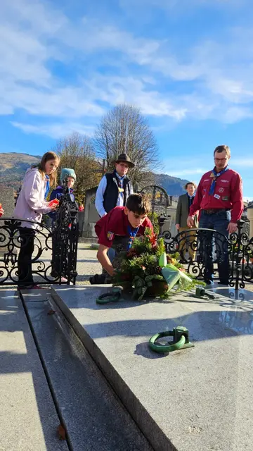 Gemeinsam schmückten die Bad Ischler Pfadfinder die Gräber zu Allerheiligen. | Foto: Pfadfinder Bad Ischl