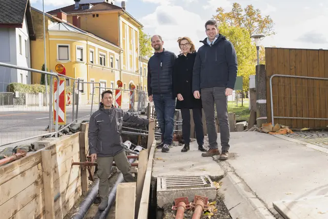 Netz NÖ Projektleiter Hubert Michtner, Bürgermeister Thomas Speigner, Bürgermeisterin Andrea Völkl und EVN Wärme Projektleiter Christian Brenner. | Foto: EVN / Matejschek