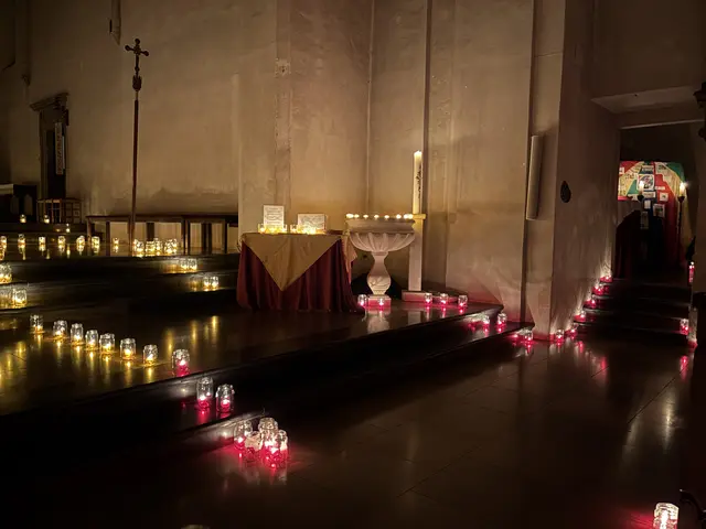 Besucherinnen und Besucher erleben eine besondere Atmosphäre der Besinnung in der Pfarrkirche Hollabrunn | Foto: Alexandra Goll