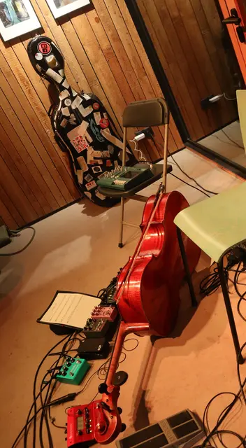 Das klassisches Instrument Cello wurde mit mit elektronischen Geräten verkabelt. | Foto: Tatschl