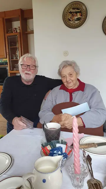 BilVorsitzender Erich Böhm gartuliert Jubilarin Emilie Hauer. | Foto: Pensionistenverband Schwarzenau