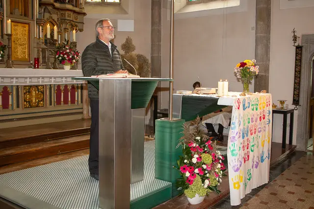 Pfarrgemeinderatsobmann Dr. Johann Hummer bedanke sich bei Pfarrer Mag. Josef Etzlstorfer