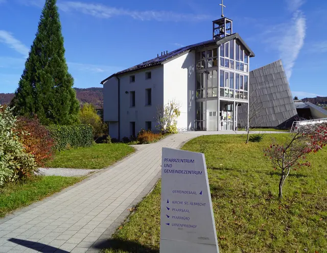 Direkt hinter der Kirche sollen 55 Wohneinheiten entstehen. | Foto: Josef Wind