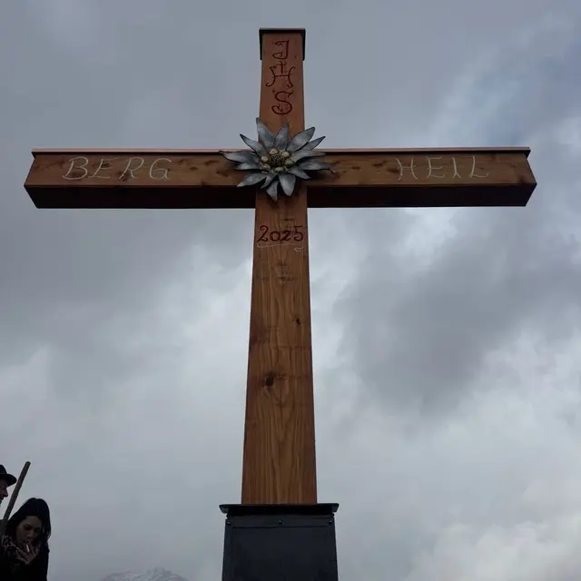 Das neue Gipfelkreuz ist von glänzendem Edelweiß geschmückt. | Foto: Gemeinschaftsliste Lurnfeld