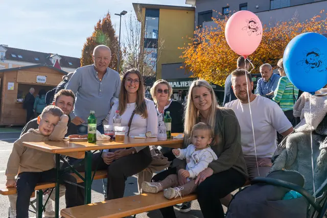 Gefeiert wurde am Vorplatz der Bank. | Foto: RB/Harald Tauderer