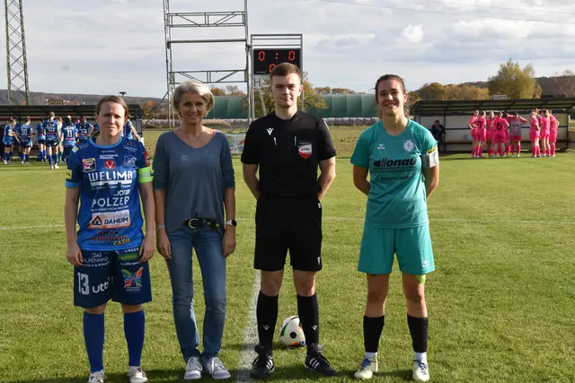 Spielpatronanz: Kapitänin Isabella Gold, Roja Gabriel, Schiedsrichter Jan Uwe Thiel, Lara Pichler | Foto: Michael Strini