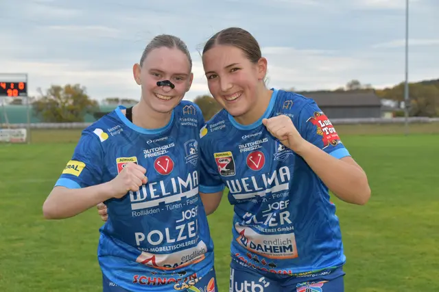 Nicola Wallner freute sich mit Torschützin Lena Samer. | Foto: Michael Strini