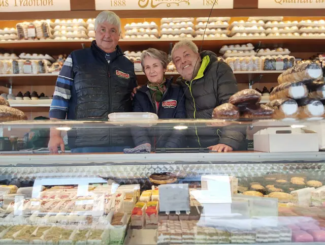 Kein Kirtag ohne Schaumrollen, Kokosbusserl, Punschkrapferl, Maronischnitten, Brandteigringen, Scheibbser Kugeln und was das Herz sonst noch begehrt  | Foto: Veronika Frank