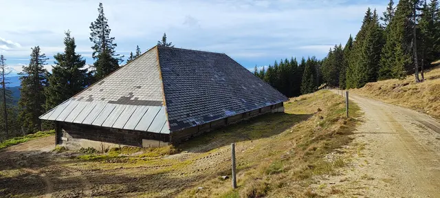 vorbei an einem Haltstall geht's weiter... | Foto: I.Wozonig 