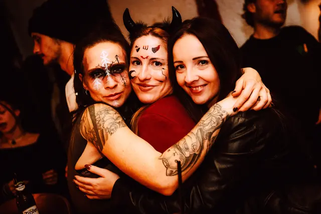 Wie jedes Jahr lud das Kellnerei-Team rund um Sabrina Balint Foro (Mitte) zur großen Halloween-Party in die Welser Traungasse ein. | Foto: Kellnerei/Fraccaroli