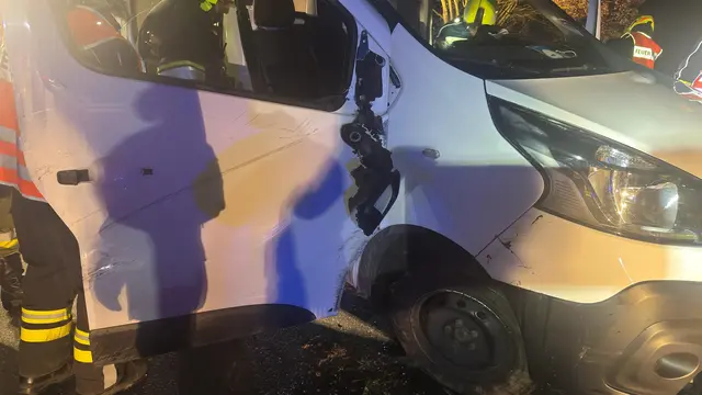 Der befreite Fahrer wird vom Roten Kreuz betreut. | Foto: DOKU-NÖ