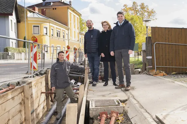 Netz NÖ Projektleiter Hubert Michtner, Bürgermeister Thomas Speigner, Bürgermeisterin Andrea Völkl und EVN Wärme Projektleiter Christian Brenner. | Foto: EVN / Matejschek