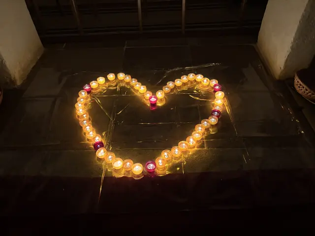 Großstelzendorf: Kerzen und Lichtinstallationen weisen auf das Allerheiligenfest hin. | Foto: Alexandra Goll