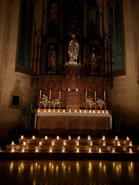 Der Altarbereich im Kerzenlicht in der Pfarrkirche Hollabrunn. | Foto: Alexandra Goll