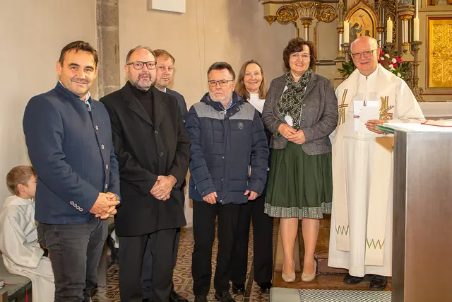 Seitens der Marktgemeinde St.Marienkirchen gratulierte der Gemeindevorstand:
v.l.n.r.: Vizebgm. Rudi Eder, Pilsner Erich, Franz Pollhammer, Gerhard Angster, Sabine Rathmayr, Vizebgm. Eva Wahlmüller und Pfarrer Mag. Josef Etzlstorfer | Foto: Herrmüller