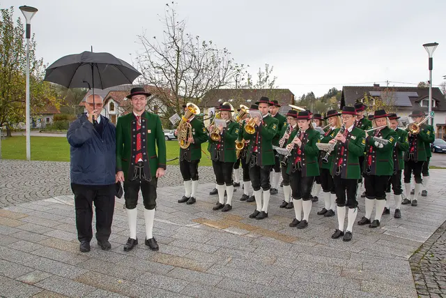 Die Marktmusikkapelle mit Stabführer Lukas Scharinger stellte sich mit einem Geburtstagsständchen vor der Pfarrkirche ein. 