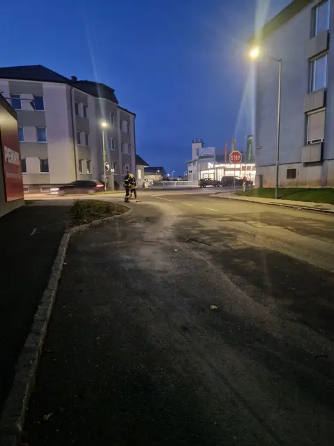 Der betroffene Straßenabschnitt in Waidhofen/Thaya. | Foto: FF Waidhofen/Thaya