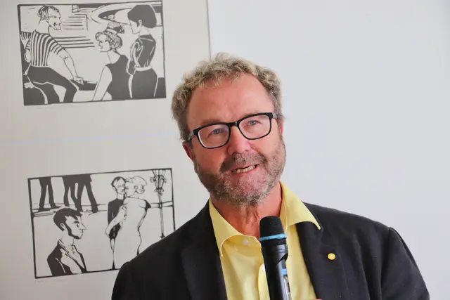 Georg Plank, Gründer der kirchlichen Unternehmensberatung »Pastoralinnovation« kam zur Vernissage in seine Wurzelpfarre Feldkirchen bei Graz. Nach Jahren in unterschiedlichen Funktionen in der Kirche tätig, machte er sich selbständig und begleitet Pfarren und andere Organisationen in der Kirche, um innovativer zu werden. Sein Pfingstkalender 2025 steht im Zeichen von Josef Fink. Nachzulesen https://pastoralinnovation.org/pfingstkalender/ | Foto: Edith Ertl